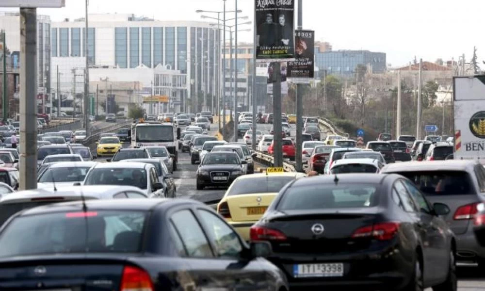 Τροχαίο ατύχημα στην Κηφισίας: Λεωφορείο συγκρούστηκε με ΙΧ